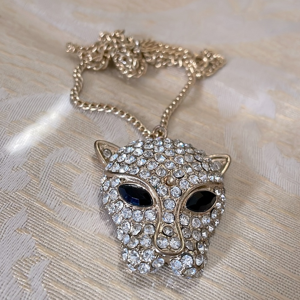 Gold tone necklace and rhinestones pendant
